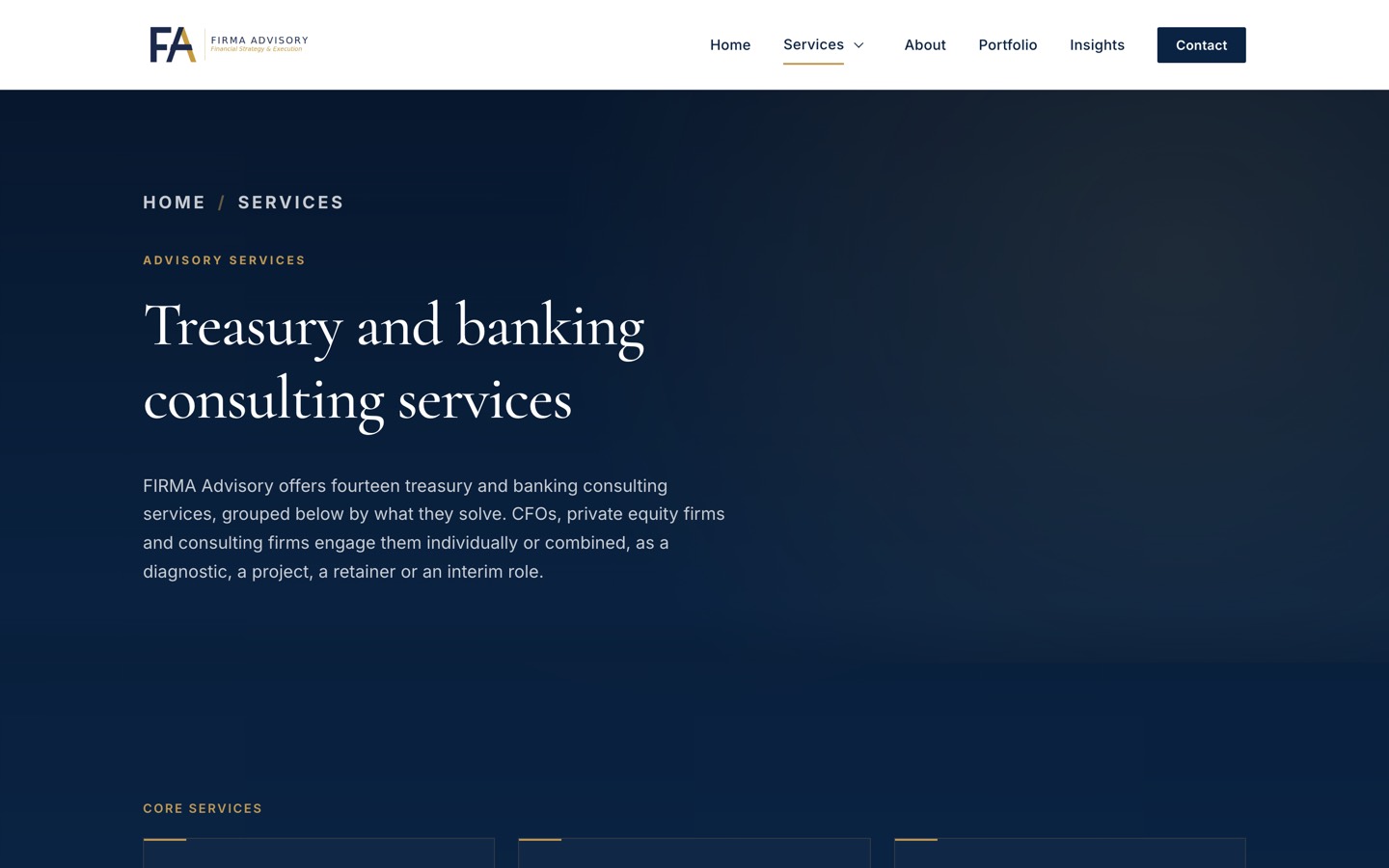 Página de servicios del sitio de Firma Advisory en computadora, con el titular sobre consultoría de tesorería y banca